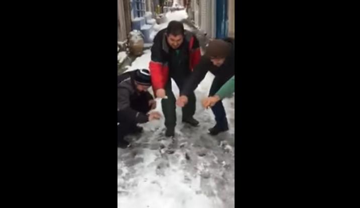 Αφού ο δήμος δεν τους έκανε τη… χάρη να μεριμνήσει για τo χιόνι: Πολίτες στη Λέσβο πήραν τις… αλατιέρες (βίντεο)